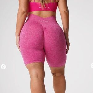 NVGTN Fuchsia Scrunch Seamless Shorts size medium